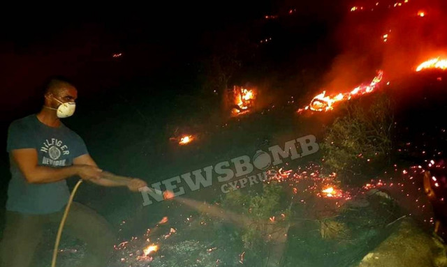 Πύρινος εφιάλτης στην Κύπρο: Νεκρός ένας πυροσβέστης – Εκκενώθηκαν χωριά (pics&vid)