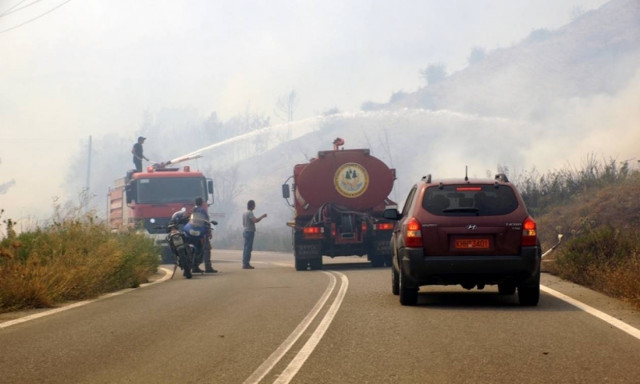 Συναγερμός για φωτιά στον Βαρνάβα Αττικής - Μεγάλες δυνάμεις επιχειρούν για την κατάσβεσή της