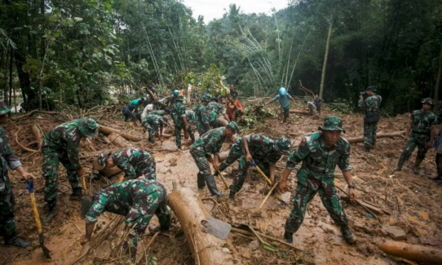 Ινδονησία: Τουλάχιστον 43 νεκροί και 19 αγνοούμενοι από πλημμύρες στην Κεντρική Ιάβα (Pics & Vid)