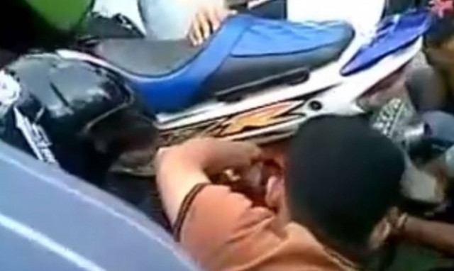 Κίνα: Σοκ από εγλωβισμό βρέφους σε ρόδα μηχανής! (vid)