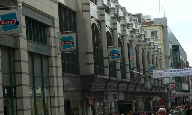 Man detained by central Brussels mall, possibly with explosives
