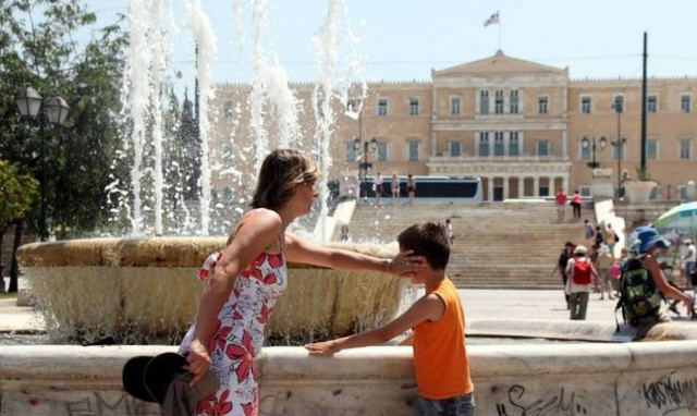 Ζέστη και καυσαέριο κάνουν αποπνικτική την ατμόσφαιρα στην Αθήνα