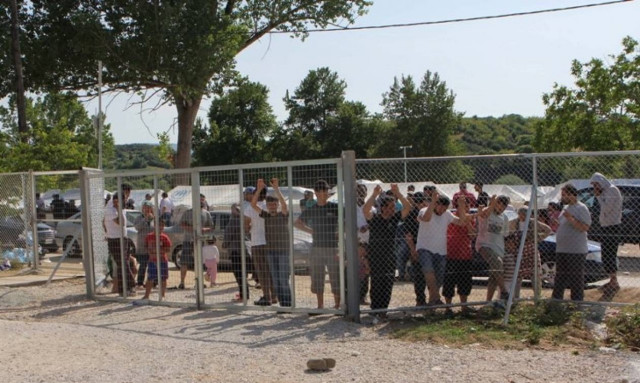 Ανήλικοι Αφγανοί παραλίγο να παγώσουν μέσα φορτηγό - ψυγείο - Στους 56.909 οι εγκλωβισμένοι στη χώρα