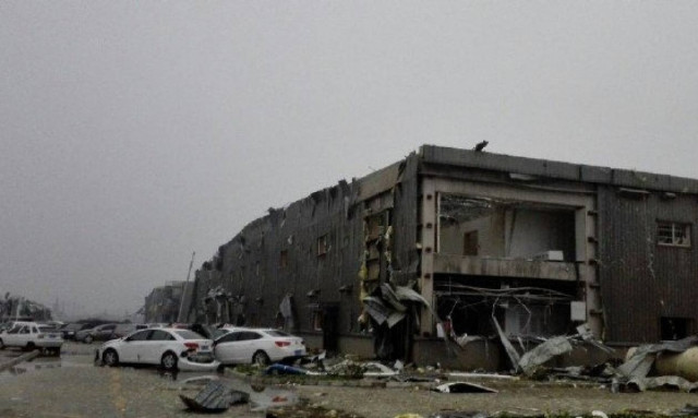 Κίνα: Συγκλονιστικά βίντεο από τον τυφώνα που σκότωσε 78 άτομα – Εκατοντάδες τραυματίες (photos)