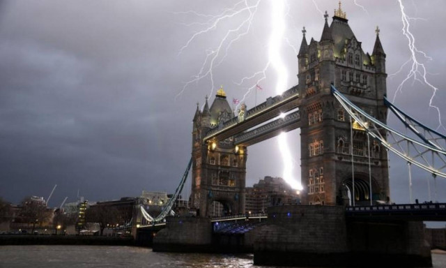 Δημοψήφισμα με... πλημμύρες στη Βρετανία! (pics+vid)