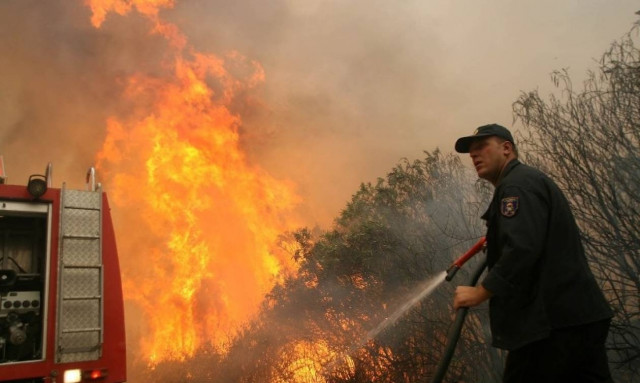 Τώρα: Μεγάλη φωτιά μαίνεται στους Θρακομακεδόνες