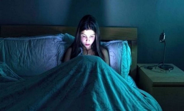 Εάν παίζεις με το κινητό σου πριν κοιμηθείς τότε δες οπωσδήποτε αυτό!