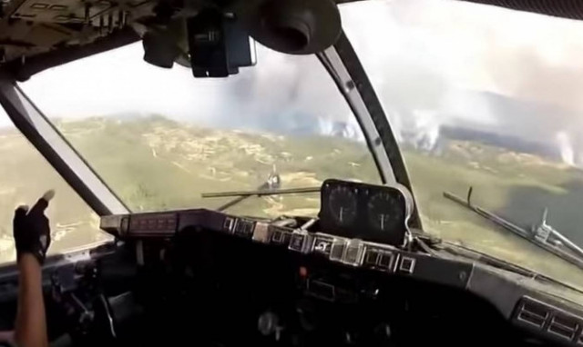 Αποκαλυπτικό -Πτήση πάνω από τις φλόγες: Τι βλέπουν οι χειριστές των Καναντερ (vid)