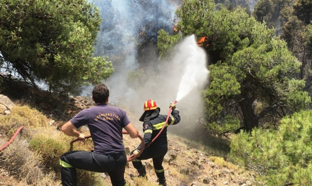 Πύρινη κόλαση στα Δερβενοχώρια - Μαίνεται ανεξέλεγκτη η φωτιά