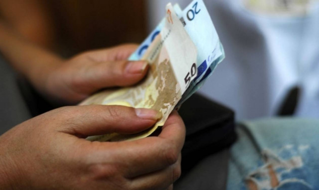 Πόσο μειώνονται τα καθαρά ποσά μισθών και συντάξεων από το τέλος Ιουνίου (Πίνακες)