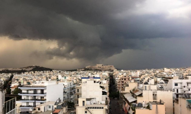«Σκοτείνιασε» ο τόπος: Καταιγίδες και χαλάζι έπληξαν τη χώρα