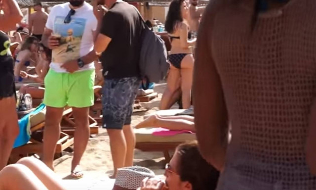 Αφήστε ό,τι κάνετε: Δείτε την τουρίστρια που θα μας μείνει αξέχαστη το φετινό καλοκαίρι (video)