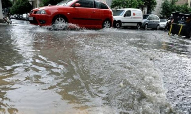 Κυκλοφοριακά προβλήματα από το ξαφνικό μπουρίνι στην Αττική