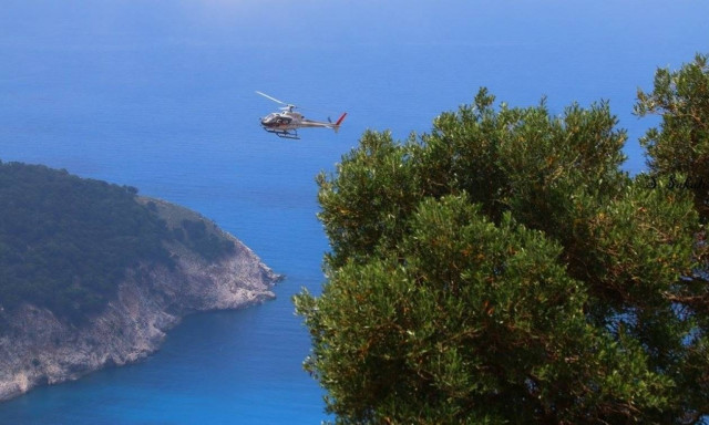 Απίστευτο! Με ελικόπτερο τοποθετούν πλέγματα βραχοπροστασίας στον Μύρτο (video)