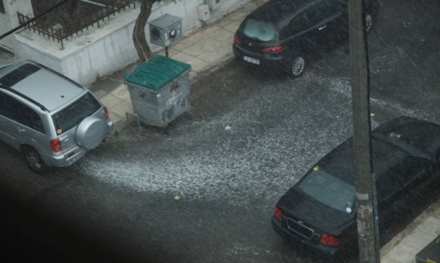 Σαρώνουν στο Facebook οι φωτογραφίες και τα βίντεο από την κακοκαιρία στην Αθήνα