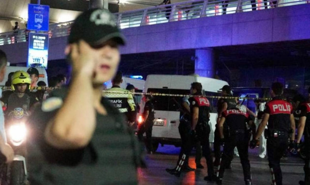 Νέα σοκαριστικά βίντεο από το «Ατατούρκ»: Tρομοκράτης «γαζώνει» αστυνομικό - 44 οι νεκροί