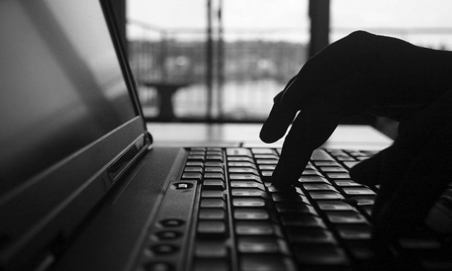 Προσοχή! Η Αστυνομία προειδοποιεί: Μην γδύνεστε μπροστά από την κάμερα του υπολογιστή