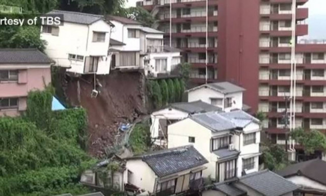 Απίστευτο βίντεο: Κατολίσθηση προκάλεσε την ανατροπή σπιτιού στην Ιαπωνία