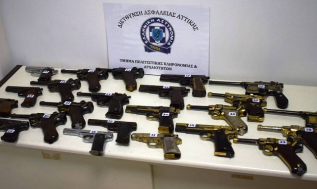 Θεσσαλονίκη: Έκρυβε στο σπίτι του αρχαία και δεκάδες όπλα (pics)