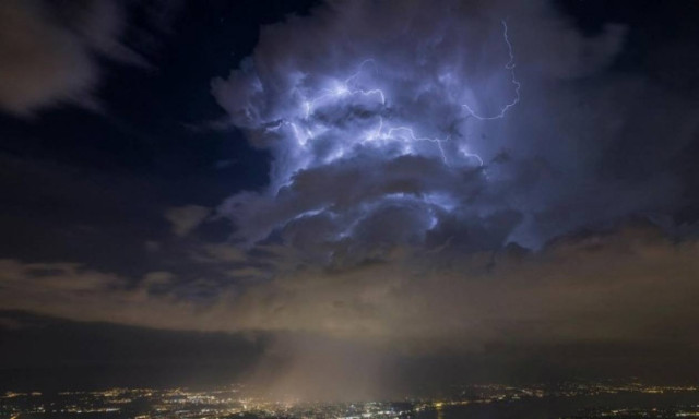 Μυστηριώδη σύννεφα πάνω από το CERN πυροδοτούν θεωρίες ότι άνοιξε πύλη σε άλλη διάσταση! (Pic & Vid)