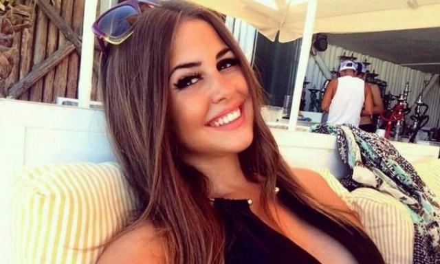 Η σέξι Ελληνίδα που δεν φοβάται τα… ερπετά