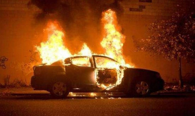 Μπουρλότο σε τρία αυτοκίνητα στη Λευκωσία – Παγιδεύτηκαν οι ένοικοι στην πολυκατοικία