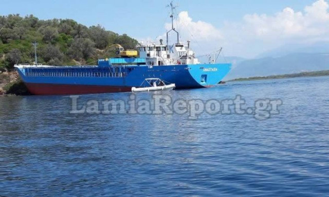 Εύβοια: Πλοίο προσάραξε στα Λιχαδονήσια - Δείτε τις φωτογραφίες
