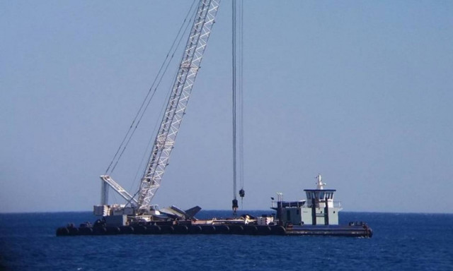 Εντυπωσιακές φωτογραφίες από την ανέλκυση του F- 16 που συνετρίβη στη Γαύδο