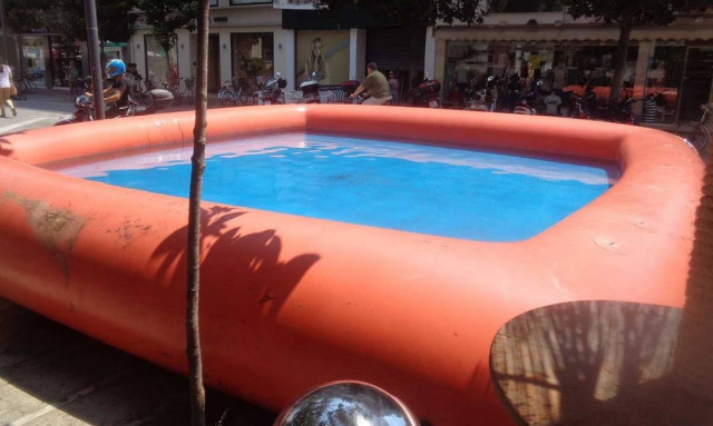 Τρίκαλα: «Έσκασε» η πισίνα και πλημμύρισε ο δρόμος! (vid)