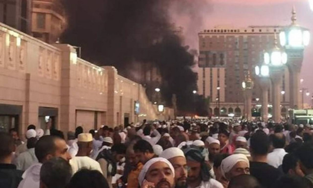 Σκηνές φρίκης: Διάσπαρτα ανθρώπινα μέλη από επίθεση καμικάζι στο Τέμενος του Μωάμεθ (vids+pics)