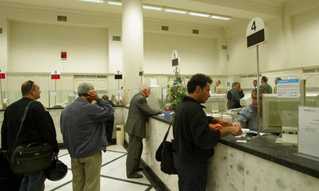 Χαμός στις τράπεζες: Πληρώνονται σήμερα οι επικουρικές συντάξεις!