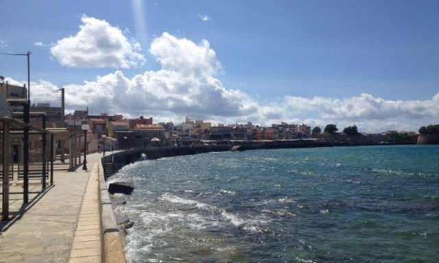 Χανιά: Λιμενικός βούτηξε στη θάλασσα για να σώσει λουόμενο