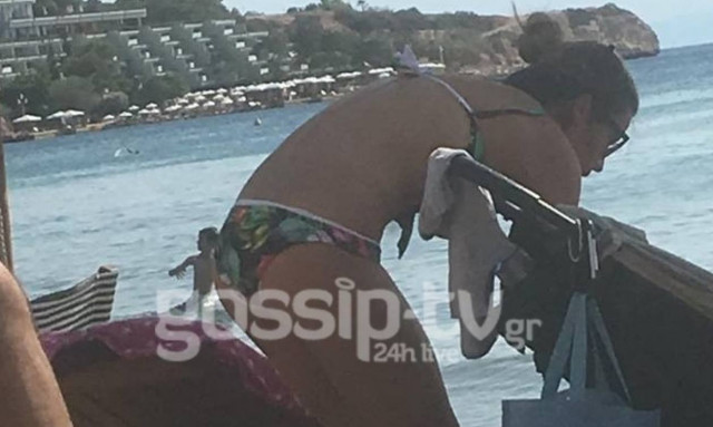 Παπαράτσι τώρα! Η Χρουσαλά χωρίς ρετούς με τα παιδιά στην παραλία