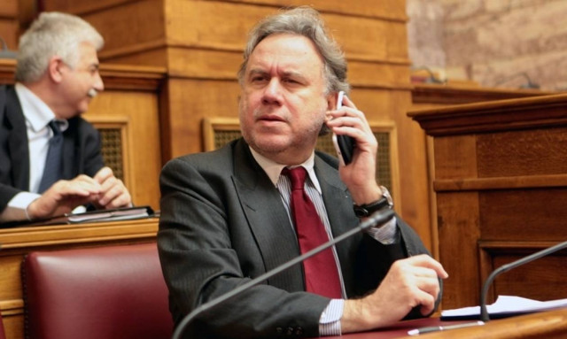 Ο Κατρούγκαλος τάζει «εργασιακούς παραδείσους» λίγο πριν τη... λαίλαπα