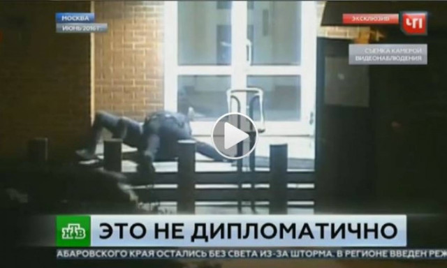 Ρωσία: Άγριο ξύλο Αμερικανού διπλωμάτη με Ρώσο φρουρό στην πρεσβεία της Μόσχας (vid)