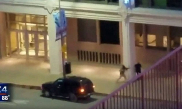 Ντάλας: Η ανατριχιαστική στιγμή που ο δράστης ανοίγει πυρ στους αστυνομικούς (video)