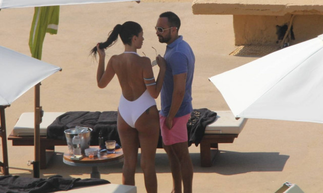 Βασίλης Σταθοκωστόπουλος. Ποια Κατερίνα; Με καυτή μελαχρινή στην παραλία