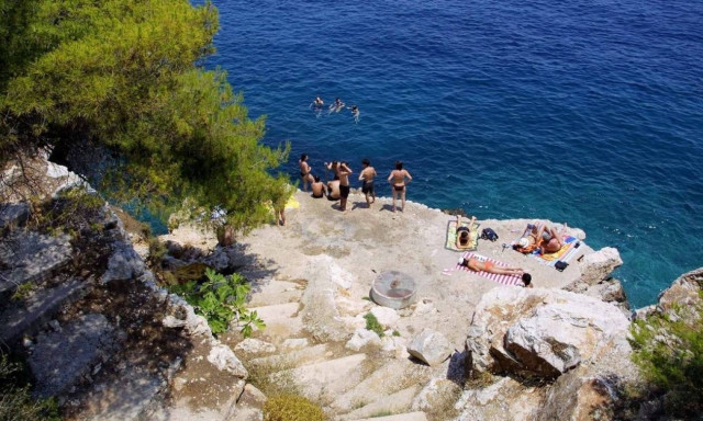 Αυτές είναι οι καθαρές παραλίες σε Αίγινα και Αγκίστρι