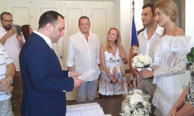 Ο γάμος των 5 εκ. στη Μύκονο, η αυθαίρετη εξέδρα και οι αντιδράσεις
