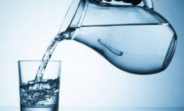 Στροφή στο νερό από τη βρύση αντί εμφιαλωμένου λόγω κρίσης