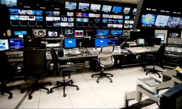 Κατασκοπευτικό θρίλερ οι τηλεοπτικές άδειες: Σκληρό «πόκερ» με απαγόρευση κινητών και... απομόνωση!