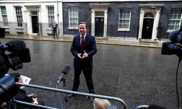 Ραγδαίες εξελίξεις στη Βρετανία: Την Τετάρτη παραιτείται ο Κάμερον - Στηρίζει την Μέι