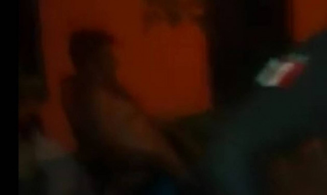 Ό,τι πιο ανατριχιαστικό έχετε δει: Δαιμονισμένος αλλάζει φωνή ενώ κυριεύεται από το Σατανά! (video)