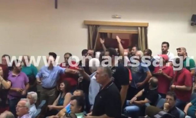 Άγριο «κράξιμο» σε Αποστόλου από αγρότες: Δεν θα πληρώσουμε εμείς τα Μνημόνιά σας! (vid)