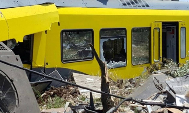 Σύγκρουση τρένων Ιταλία: Εικόνες φρίκης, μάνα και κόρη σκοτώθηκαν αγκαλιασμένες (photos+video)
