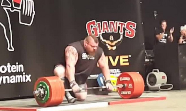 Βίντεο – σοκ: Δείτε τον πρώτο άνθρωπο που σήκωσε 500 κιλά και παραλίγο να πεθάνει!