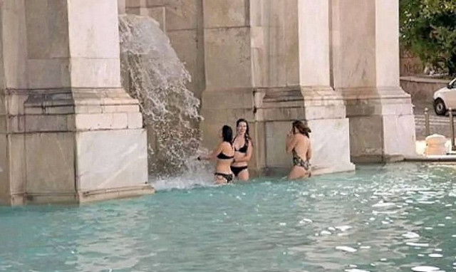 Έξαλλοι οι Ιταλοί με τουρίστριες που βούτηξαν σε ιστορικό συντριβάνι! (pics)