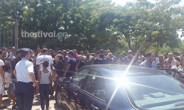 Ένταση στη Σίνδο: Μετανάστες έδιωξαν την Ράνια Αντωνοπούλου από το κέντρο φιλοξενίας (pics&vids)