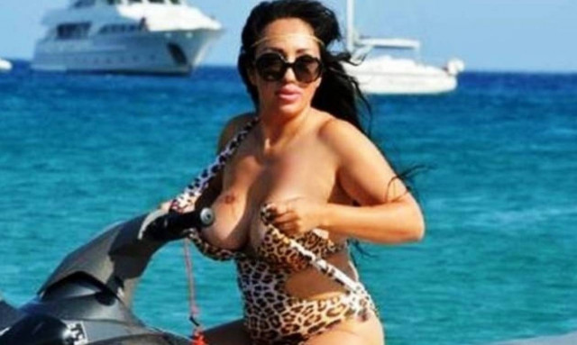 Ελληνίδα άλλαξε μαγιό στην παραλία (photos)