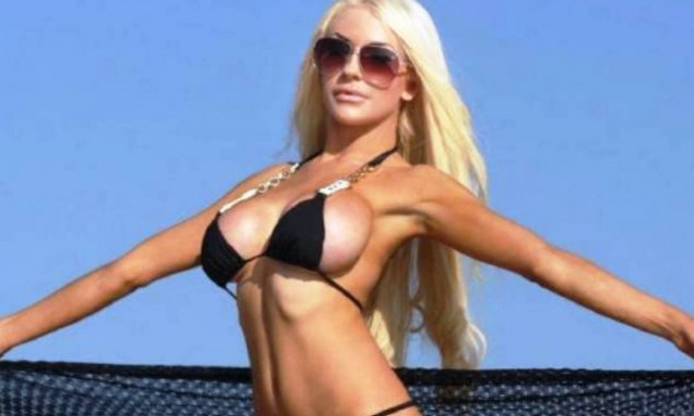 Ολόγυμνη στην μπανιέρα της! (photo)